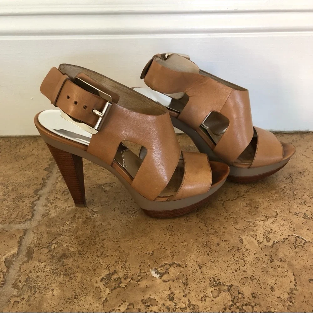 MICHAEL KORS - Y2K CARLA LEATHER BUCKLE PLATFORM HEELS SANDALS + WOMENS/TAN 7